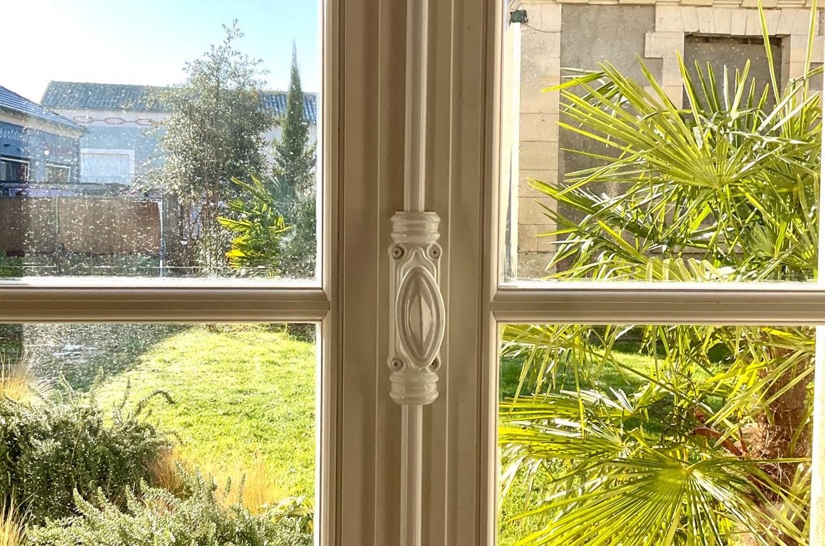 Remplacement à l'identique d'une fenêtre en bois près de Jonzac en Charente Maritime installées à proximité d'une Eglise classée monument historique.